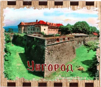 Збільшений сувенірний сірник з замком Ужгорода
